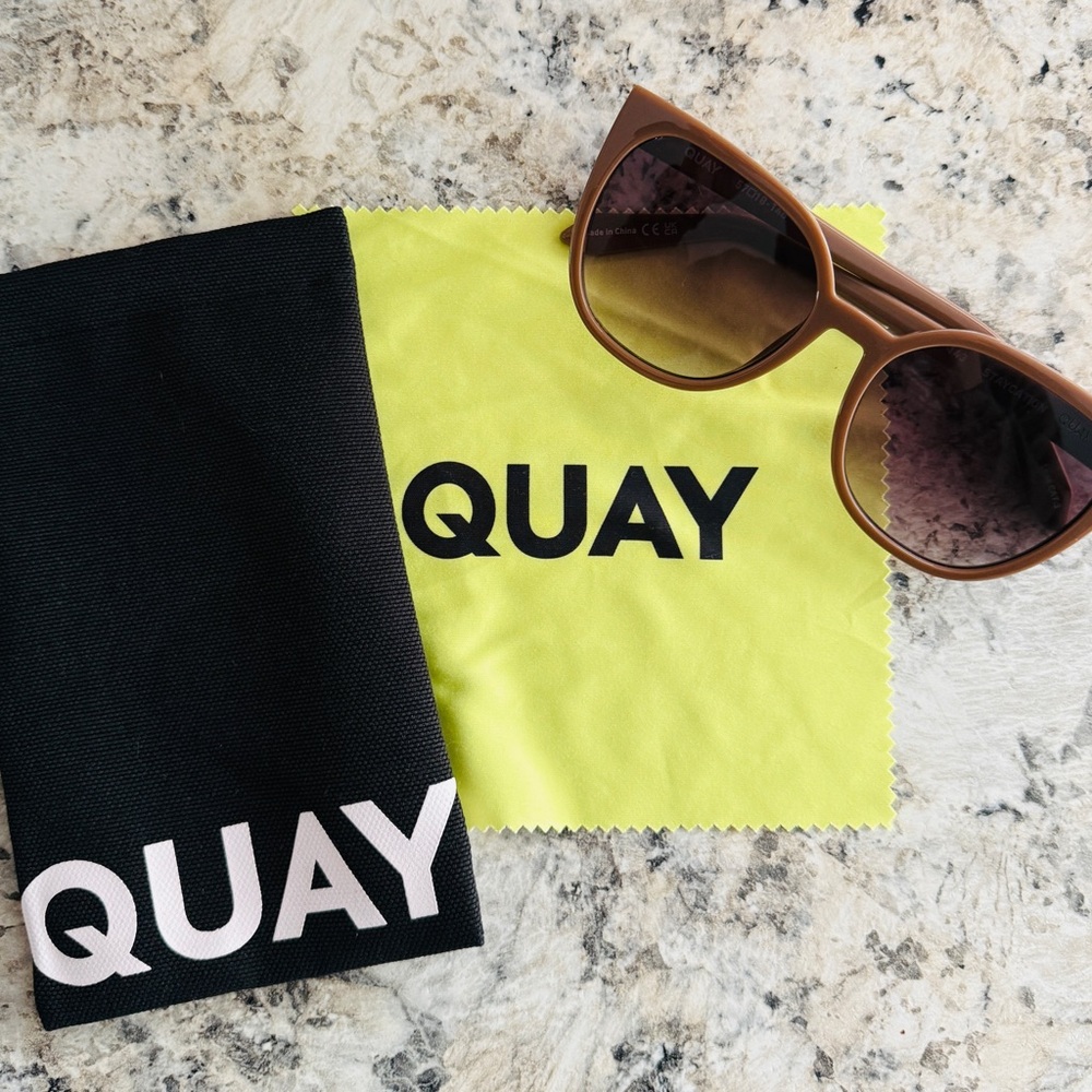 Quay WIDE AWAKE Sunnies
